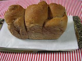 くるみペーストを練りこんだくるみ食パン