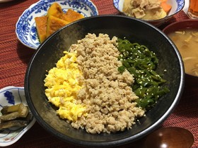 お鍋で簡単パラパラ✴︎鶏そぼろで三色丼