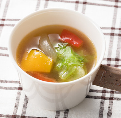 彩り野菜のコンソメスープの写真