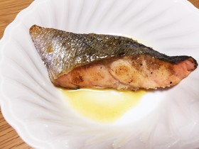簡単★塩鮭の醤油バタームニエル