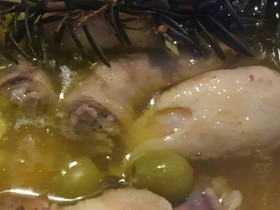 白ワインとオリーブで鶏もも肉煮込み