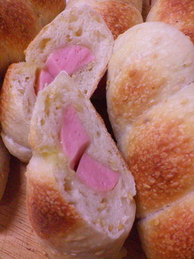くるんと巻いて!魚肉ソーセージのごまパン