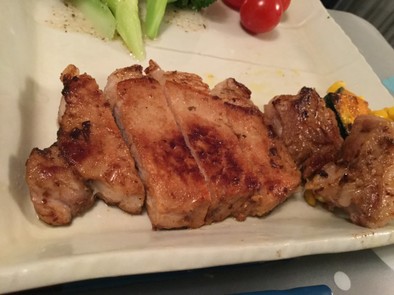 醤油の旨味溢れる豚ロース肉の写真