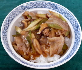豚バラ肉の生姜風味あんかけ丼
