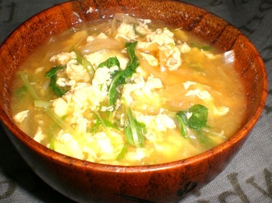 卵と玉ねぎの味噌汁の写真