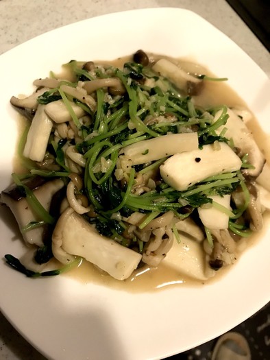 洋 副菜 豆苗とキノコのペペロンチーノの写真