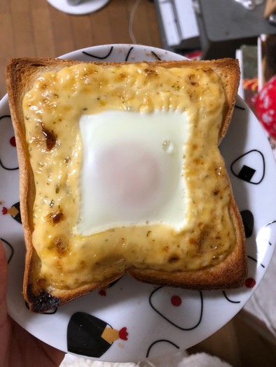 タルタルソースエッグ食パンの写真