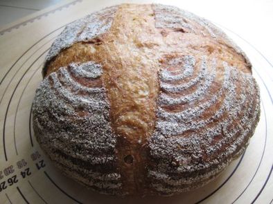 大きなパン・ド・カンパーニュの写真