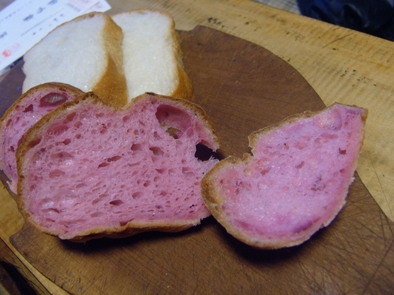 紫芋入れすぎ？天然酵母のパンの写真