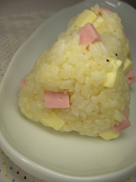 おさかなソーセージとチーズマヨのおにぎり