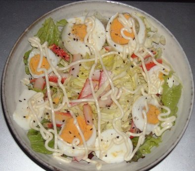 レタス＆キャベツ＆カニカマ＆ゆで卵サラダの写真