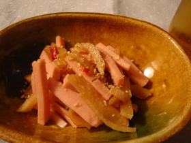 魚肉ソーセージとたくあんのごま油炒め☆