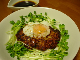 ◎温玉のせ♪キムチと豚の粗挽きハンバーグ