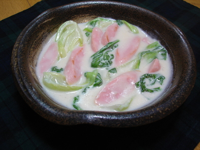 魚肉ソーセージと青梗菜のミルク煮の写真