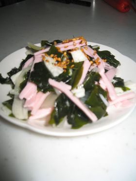 ワカメと魚肉ソーセージのサラダ