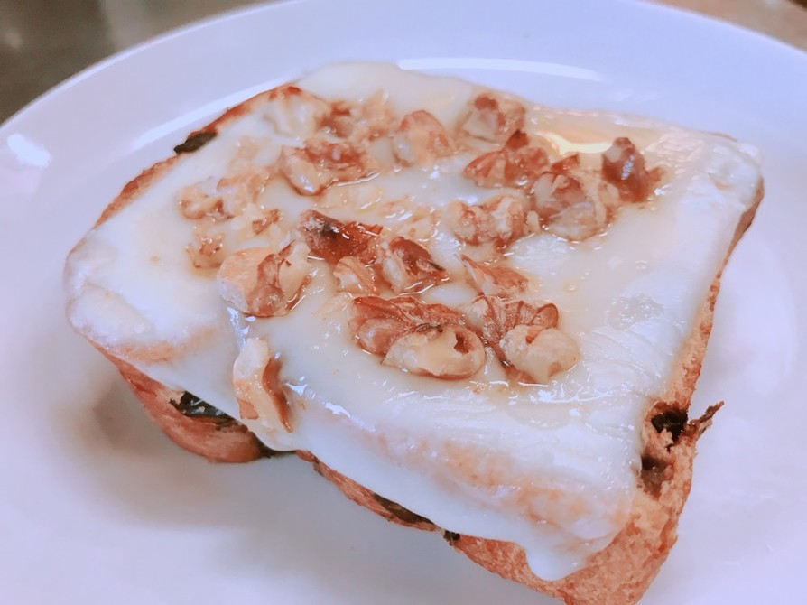 朝食にレーズンパンのハニーチーズトーストの画像