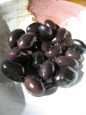 圧力鍋で黒豆を煮てみました