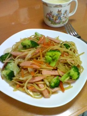 魚肉ソーセジでコンソメ醤油パスタ