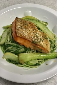 鮭と緑色野菜の色鮮やかなパスタ！