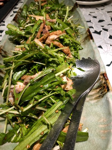 焼き鯖と春菊のおかずサラダの写真