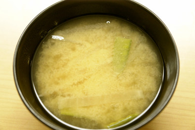 大根と絹さやの味噌汁の写真