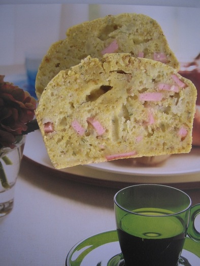 おさかなソーセージと玉ねぎのパンの写真