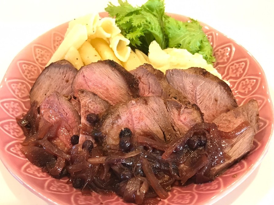 仔羊肉のステーキ ブルーベリーソース添えの画像