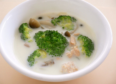 ブロッコリーと鮭の中骨缶のミルクスープの写真