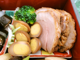 お節料理)茹で豚の香り醤油漬け