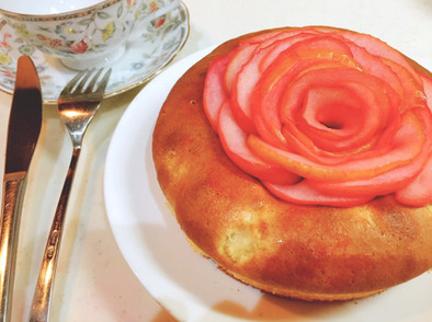〈簡単！材料5つ！〉りんごの薔薇ケーキの写真