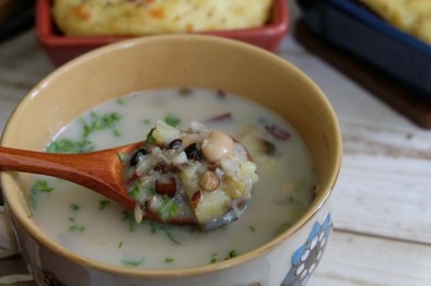 雑穀とさつまいもの食べる豆乳スープの写真