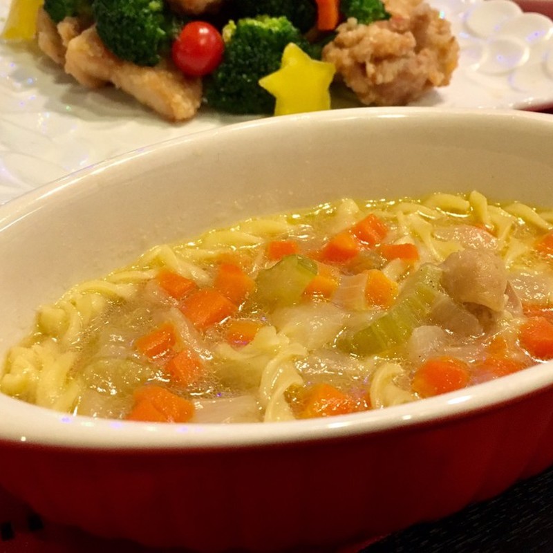 ハーブ入りチキンヌードルスープのレシピ