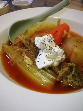 ボルシチ風牛すじポトフ