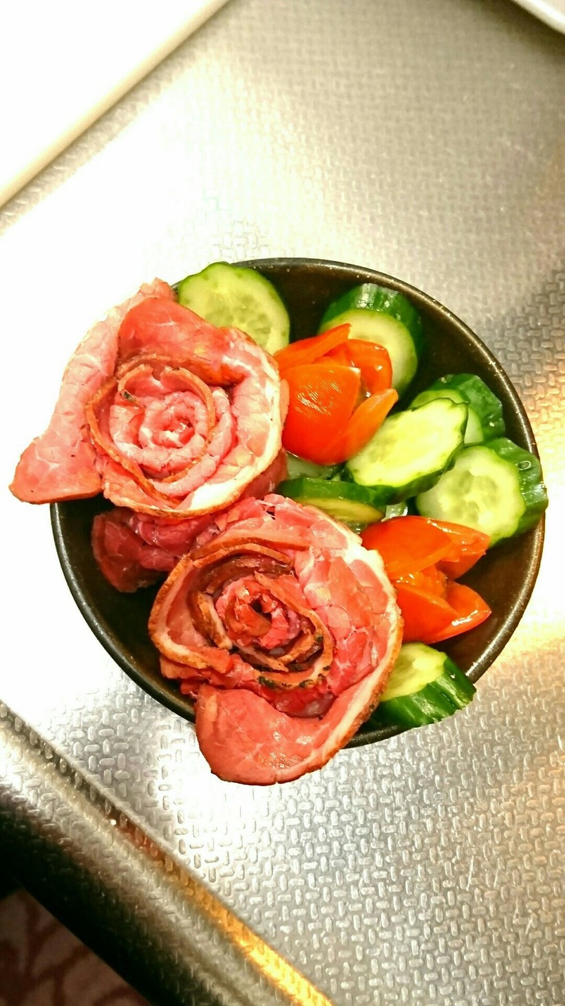 簡単❗ローストビーフの薔薇と野菜サラダの画像