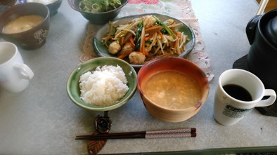 玉子納豆の味噌汁の写真