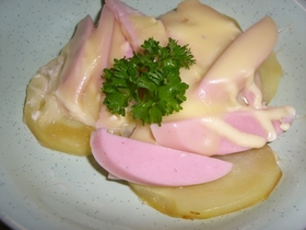 ポテトとソーセージのチーズ焼き