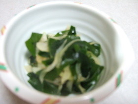 たまねぎとワカメのさっと炒め煮。