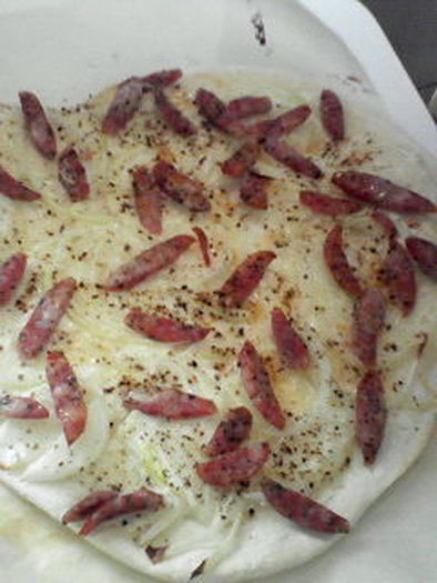 ベーコンと生クリームのピザの写真