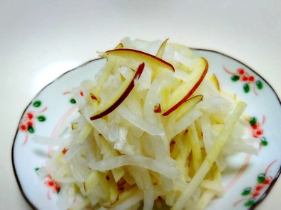 サッパリ副菜【大根と林檎の紅白なます】の写真