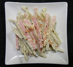 ごぼうと魚肉ソーセージのシンプルサラダ