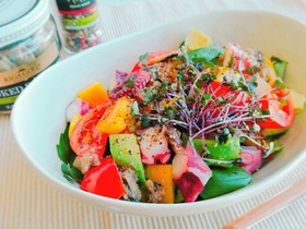 タコと野菜のオートミールサラダボウル