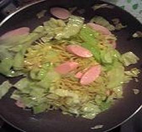 おさかなソーセージのバタ焼きそば