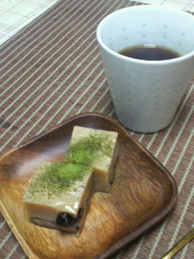 **黒豆の入った黒蜜きなこ寒天**