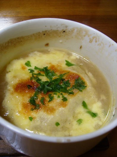 麩のオニオングラタンスープの写真
