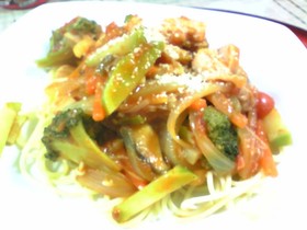 おさかなソーセージ入りトマトソースパスタ