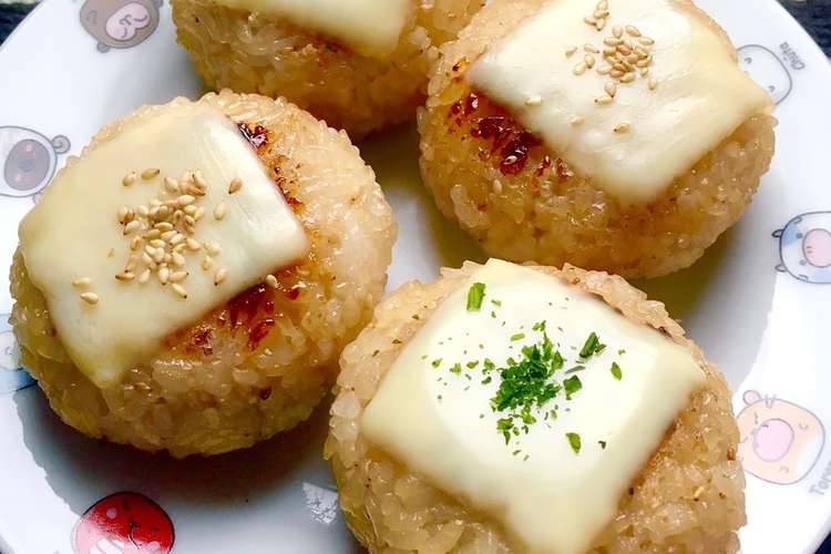 チーズのせ焼きおにぎり 軽食 ランチに レシピ 作り方 By ３匹の子ぶた クックパッド 簡単おいしいみんなのレシピが360万品