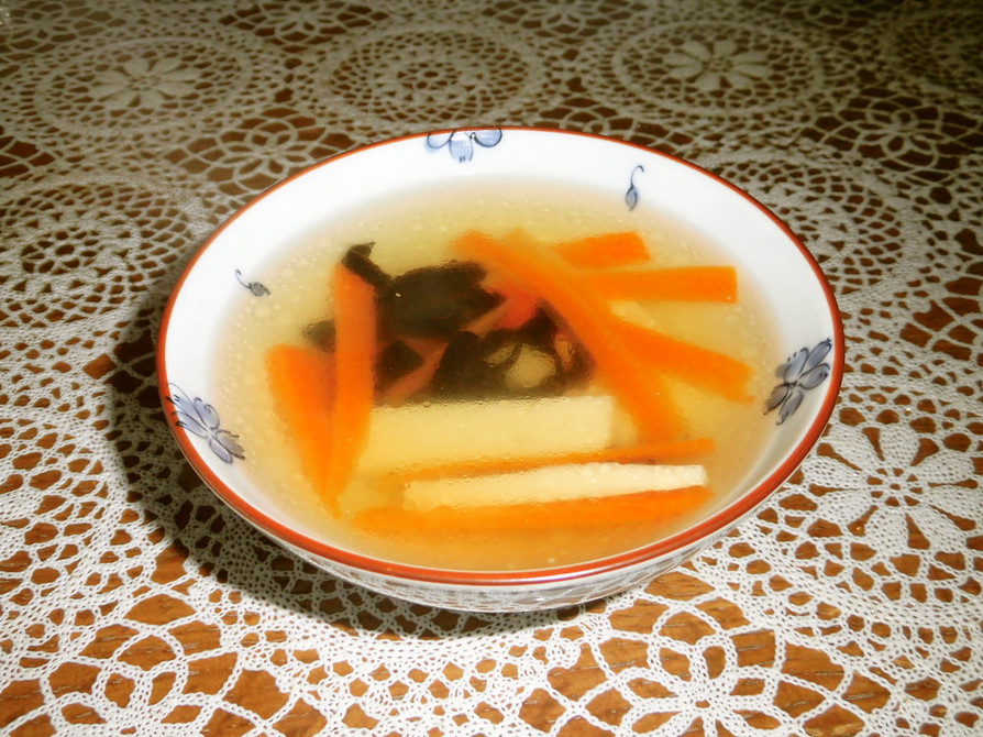 かまぼこと人参の中華スープの画像