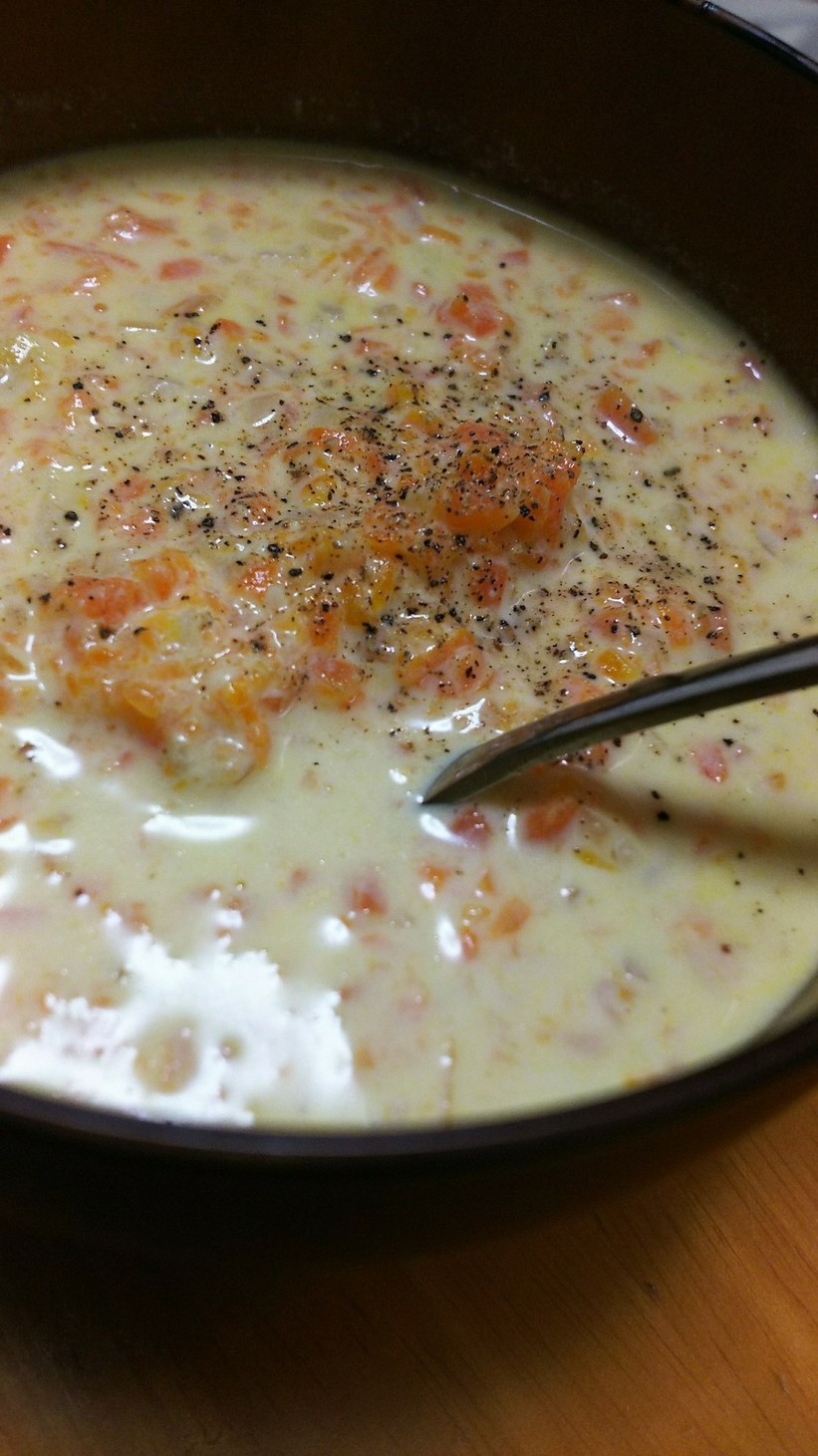 おっさんの食べるニンジンスープの画像