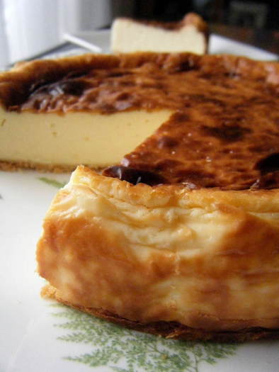 濃い焦がれた…カマンベールチーズケーキの写真
