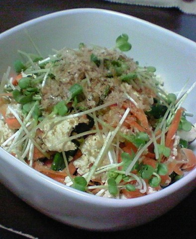 くずし豆腐の彩りサラダの写真